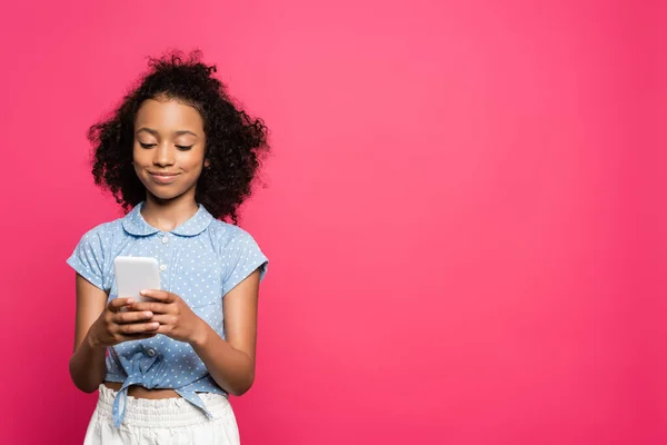 Sonriente Rizado Africano Americano Niño Usando Smartphone Aislado Rosa —  Fotos de Stock