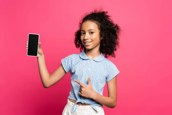 Mosolygós Göndör Afro Amerikai Gyerek Mutatva Okostelefon Elszigetelt Rózsaszín — Stock Fotó
