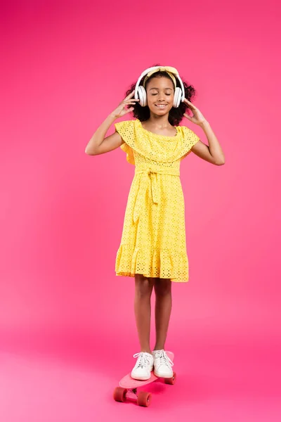 Vista Completa Niño Rizado Americano Rizado Sonriente Traje Amarillo Auriculares — Foto de Stock