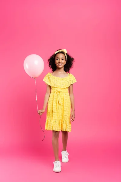 Vue Pleine Longueur Enfant Afro Américain Bouclé Souriant Tenue Jaune — Photo