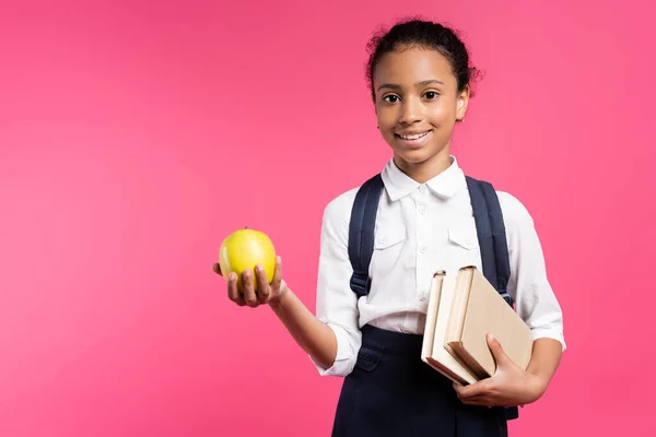 Усміхнена Афроамериканська Школярка Рюкзаком Яблуком Ізольована Рожевому — стокове фото