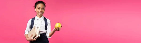 Leende Afrikansk Amerikansk Skolflicka Med Ryggsäck Och Äpple Isolerad Rosa — Stockfoto