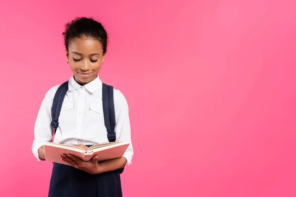 Glimlachen Afrikaans Amerikaans Schoolmeisje Lezen Boek Geïsoleerd Roze — Stockfoto