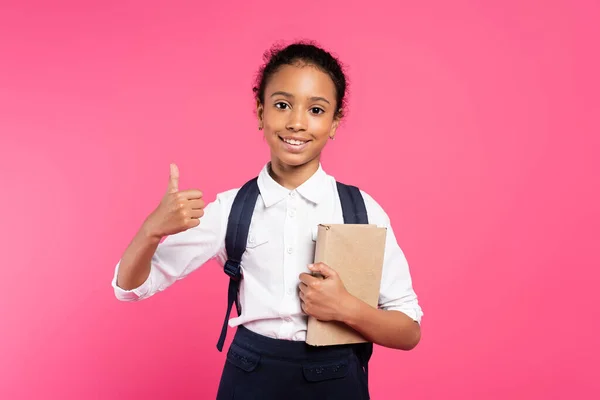 Sonriente Afroamericano Colegiala Con Libro Mostrando Pulgar Hacia Arriba Aislado — Foto de Stock