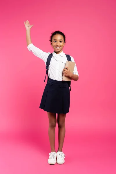 Glimlachen Afrikaans Amerikaans Schoolmeisje Met Boek Roze — Stockfoto