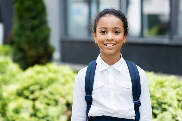 Glimlachen Afrikaans Amerikaans Schoolmeisje Met Rugzak Buiten — Stockfoto