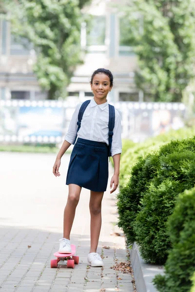 Feliz Africano Americano Colegiala Con Mochila Equitación Penique Tablero Aire —  Fotos de Stock