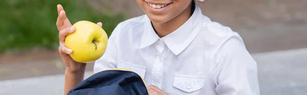 Vista Recortada Sonriente Colegiala Afroamericana Sosteniendo Manzana Madura Plano Panorámico — Foto de Stock