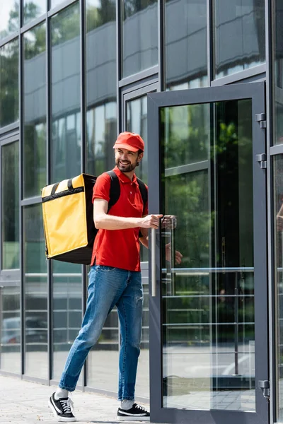 Homem Entrega Sorridente Com Mochila Térmica Abertura Porta Edifício Rua — Fotografia de Stock