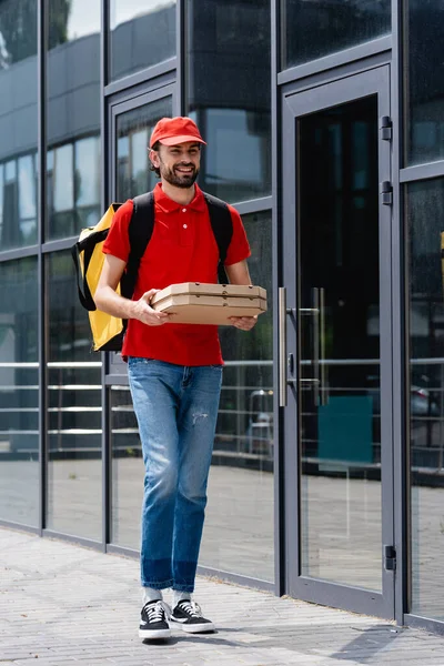 Correio Sorridente Com Mochila Térmica Segurando Caixas Pizza Enquanto Caminhava — Fotografia de Stock