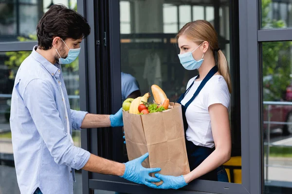 Vista Lateral Del Hombre Tomando Bolsa Compras Con Frutas Verduras — Foto de Stock