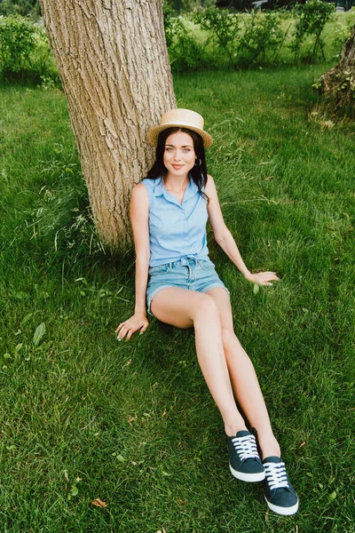 Happy Girl Straw Hat Sitting Green Grass Tree Trunk — Stock Photo, Image