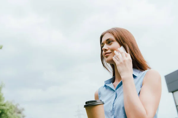 Vista Ángulo Bajo Mujer Negocios Sosteniendo Taza Papel Hablando Teléfono — Foto de Stock