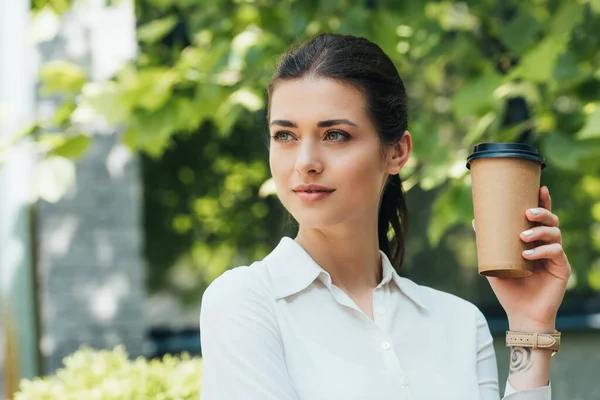 Joven Hermosa Mujer Negocios Sosteniendo Taza Papel Mirando Hacia Otro — Foto de Stock