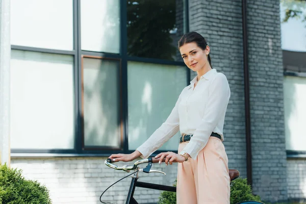 Beautiful Young Businesswoman Standing Bike Modern Building — Stock Photo, Image