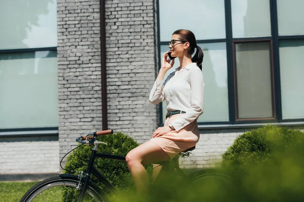 Selective Focus Businesswoman Glasses Talking Smartphone Sitting Bicycle — Stock Photo, Image