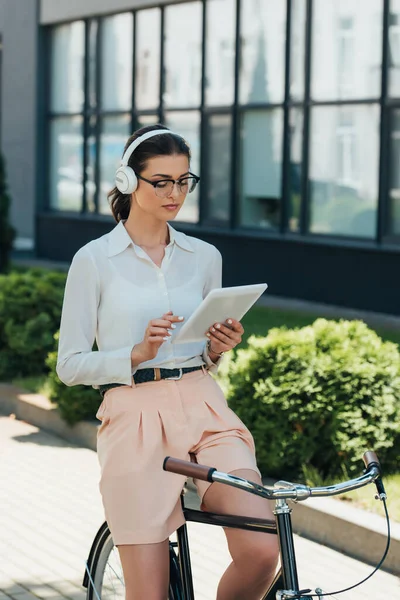 Businesswoman Glasses Listening Music Wireless Headphones Using Digital Tablet Bike — Stock Photo, Image