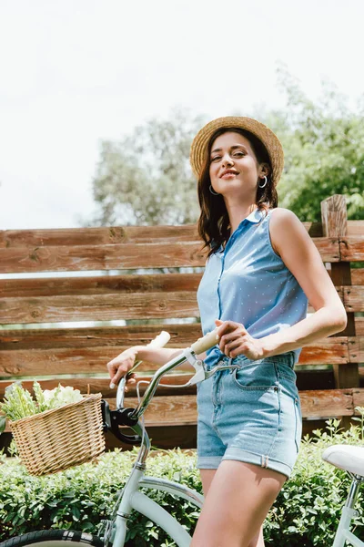 Glad Flicka Halmhatt Stående Med Cykel Utanför — Stockfoto