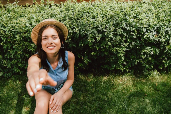 Selective Focus Happy Girl Straw Hat Outstretched Hand Sitting Bush — Stock Photo, Image