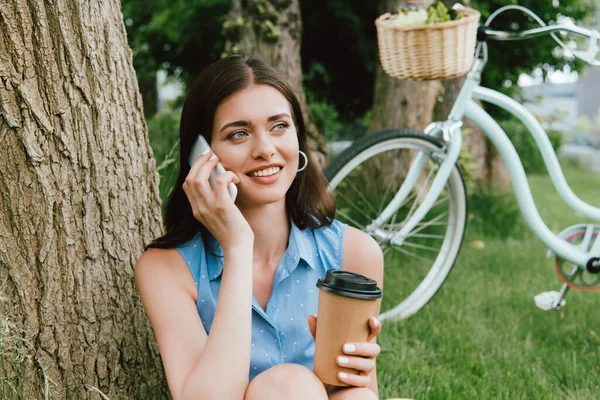 Mujer Alegre Hablando Teléfono Inteligente Sosteniendo Taza Desechable Fuera — Foto de Stock