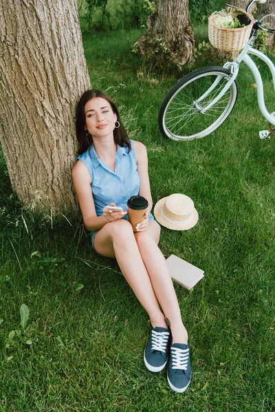 Vista Ángulo Alto Hermosa Mujer Sonriendo Mientras Sostiene Teléfono Inteligente — Foto de Stock