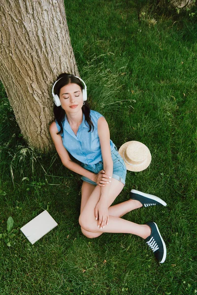 Visão Alto Ângulo Jovem Mulher Olhos Fechados Ouvir Música Enquanto — Fotografia de Stock