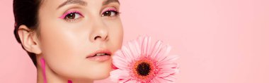 Pembe çizgileri olan güzel bir kadın ve pembe panoramik çekimde izole edilmiş kasımpatı.