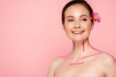 Gülümseyen, çıplak, pembe çizgileri olan güzel bir kadın ve pembe üzerinde saklanmış saçları olan bir çiçek.