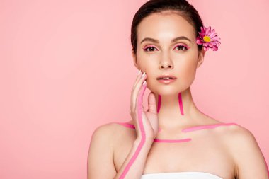 Pembe çizgileri olan güzel bir kadın. Pembe üzerinde izole edilmiş saçı olan bir çiçek.