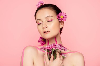 Kapalı gözlü çıplak güzel bir kadın. Pembe çizgiler ve pembe üzerinde saklanmış buketi tutan saçtaki çiçekler.