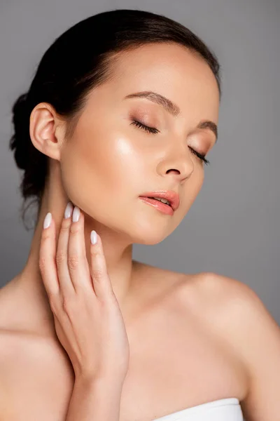 Retrato Mulher Bonita Com Maquiagem Brilhante Olhos Fechados Isolados Cinza — Fotografia de Stock