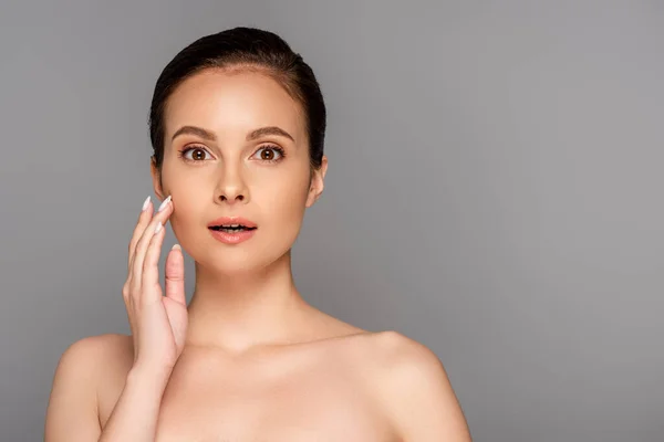 Überrascht Schöne Nackte Frau Mit Perfekter Haut Berühren Gesicht Isoliert — Stockfoto