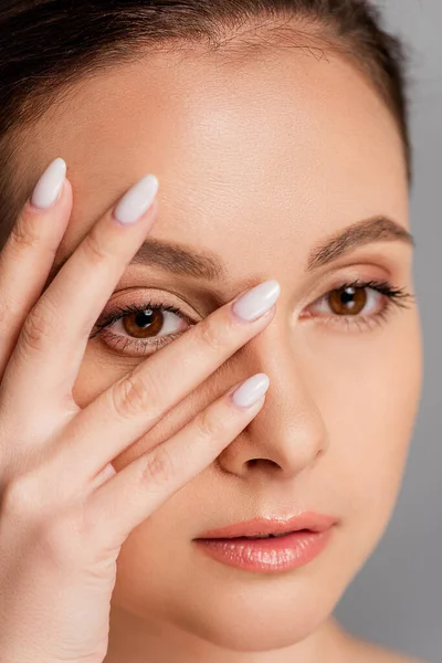 Retrato Mujer Hermosa Con Piel Perfecta Tocando Cara Aislada Gris — Foto de Stock