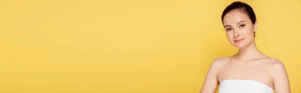 Веселая Красивая Брюнетка Женщина Идеальной Кожей Изолированы Желтый Панорамный Снимок — стоковое фото