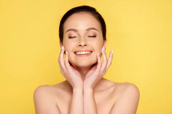 Feliz Bela Mulher Nua Com Olhos Fechados Tocando Rosto Isolado — Fotografia de Stock