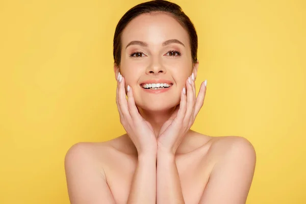 Mulher Nua Bonita Feliz Com Pele Perfeita Tocando Rosto Isolado — Fotografia de Stock