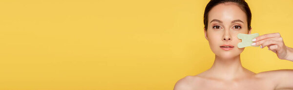 красивая голая женщина лица нефритовый гуа ша изолированы на желтый, панорамный снимок