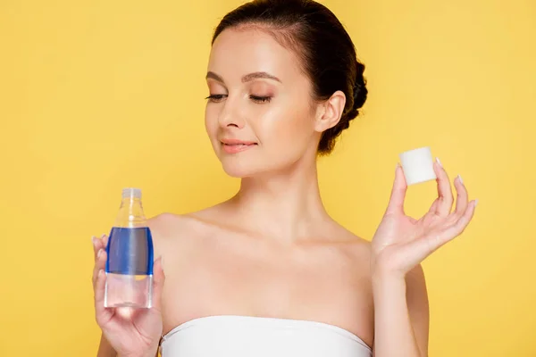 Sonriente Hermosa Mujer Sosteniendo Micelar Agua Botella Aislado Amarillo — Foto de Stock