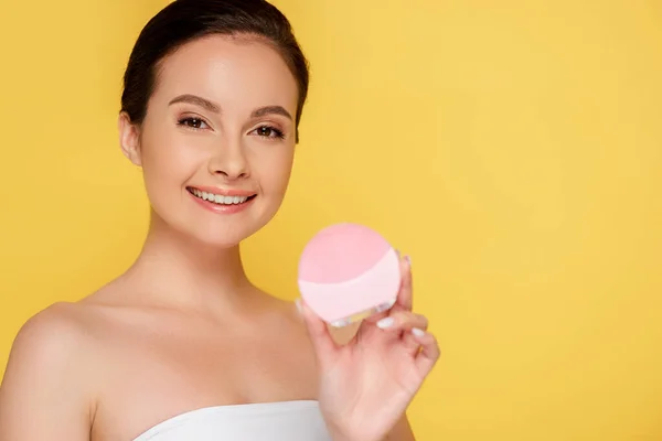 Smiling Beautiful Woman Holding Facial Cleansing Brush Isolated Yellow — Stock Photo, Image