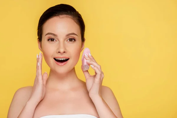 Shocked Beautiful Woman Holding Facial Cleansing Brush Isolated Yellow — Stock Photo, Image
