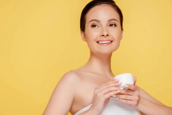 Mulher Bonita Sorrindo Segurando Recipiente Com Creme Cosmético Isolado Amarelo — Fotografia de Stock