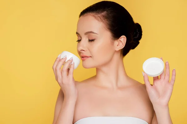 Hermosa Mujer Oliendo Crema Cosmética Aislado Amarillo — Foto de Stock