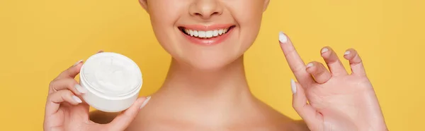 Przycięty Widok Uśmiechniętej Nago Pięknej Kobiety Kosmetycznym Kremem Palcu Odizolowany — Zdjęcie stockowe