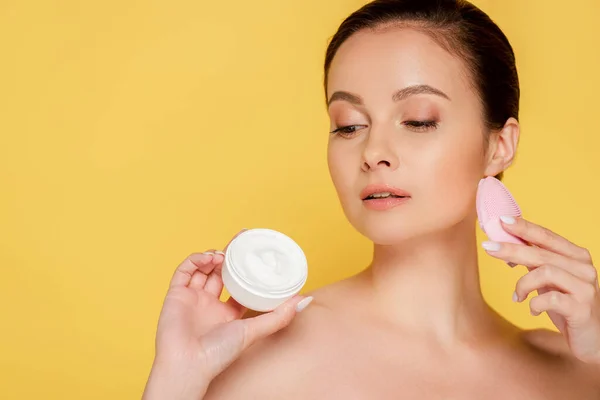 Wanita Cantik Telanjang Memegang Krim Kosmetik Dan Sikat Wajah Terisolasi — Stok Foto