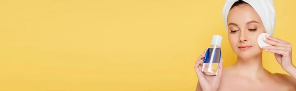 Красива Гола Жінка Рушником Голові Міцелярна Вода Ватяна Прокладка Ізольовані — стокове фото
