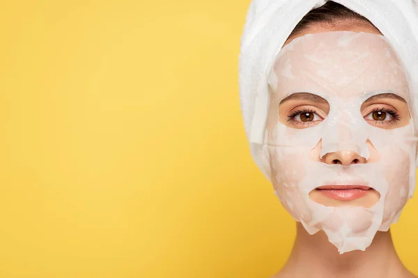 Mooie Vrouw Met Handdoek Hoofd Gezicht Masker Geïsoleerd Geel — Stockfoto