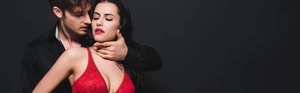 Tiro Panorámico Hombre Apasionado Tocando Chica Sexy Sujetador Rojo Aislado — Foto de Stock