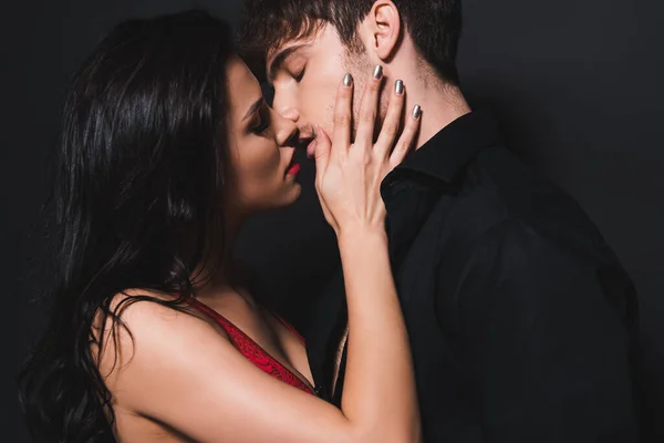 Casal Sexy Com Olhos Fechados Beijando Preto — Fotografia de Stock