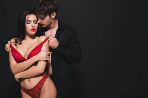 Uomo Appassionato Toccare Reggiseno Rosso Seducente Ragazza Nero — Foto Stock