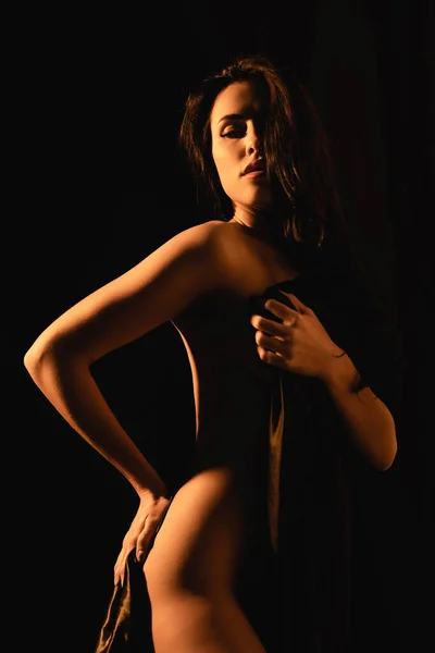 Φωτισμός Αισθησιακή Και Γυμνή Γυναίκα Που Καλύπτεται Από Μεταξωτό Σεντόνι — Φωτογραφία Αρχείου